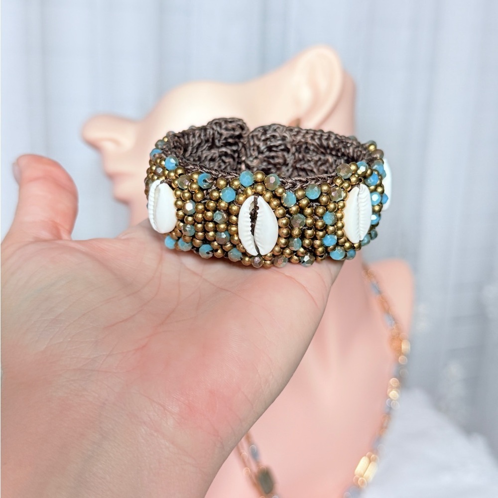 ⚜️ Handcrafted Beaded Shell Bracelet - Picture 5 of 14